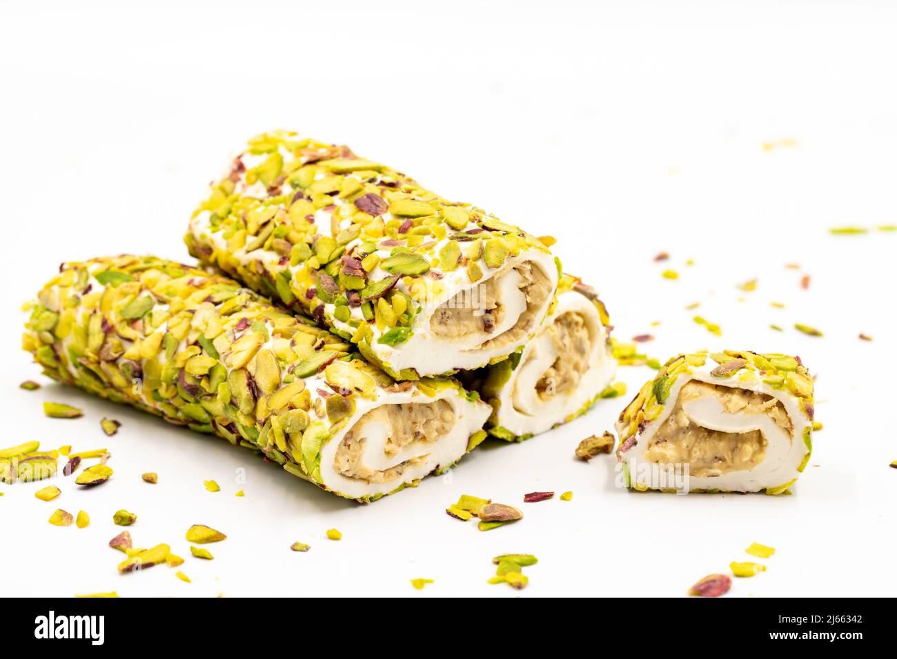 Türkische Freude mit Pistazie. Türkischer Genuss mit Cremefüllung, isoliert auf weißem Hintergrund. Traditionelle türkische Küche Delikatessen. Nahaufnahme Stockfoto