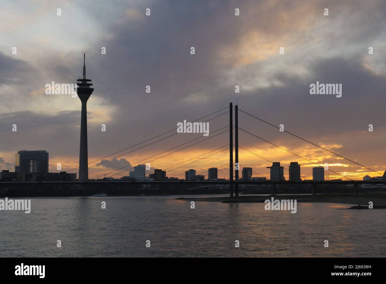 Blick auf die Skyline mit Fernsehturm, Rheinkniebrücke, Rheinkneebridge in englischer Sprache, Bürogebäude in der Dämmerung, der Fluss ist schon Stockfoto