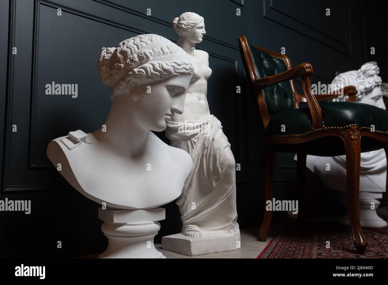 Gipskopie der antiken Statue Apollo, Aphrodite und Venus auf dunklem texturierten Hintergrund. Gipsskulptur Gesicht Stockfoto