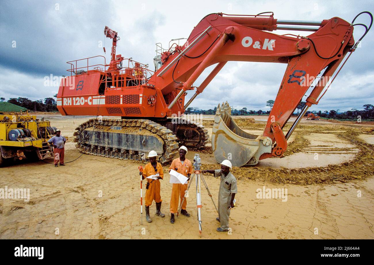 Ghana, Region Kumasi; Arbeiter, die auf einer Baustelle vermessen. Stockfoto