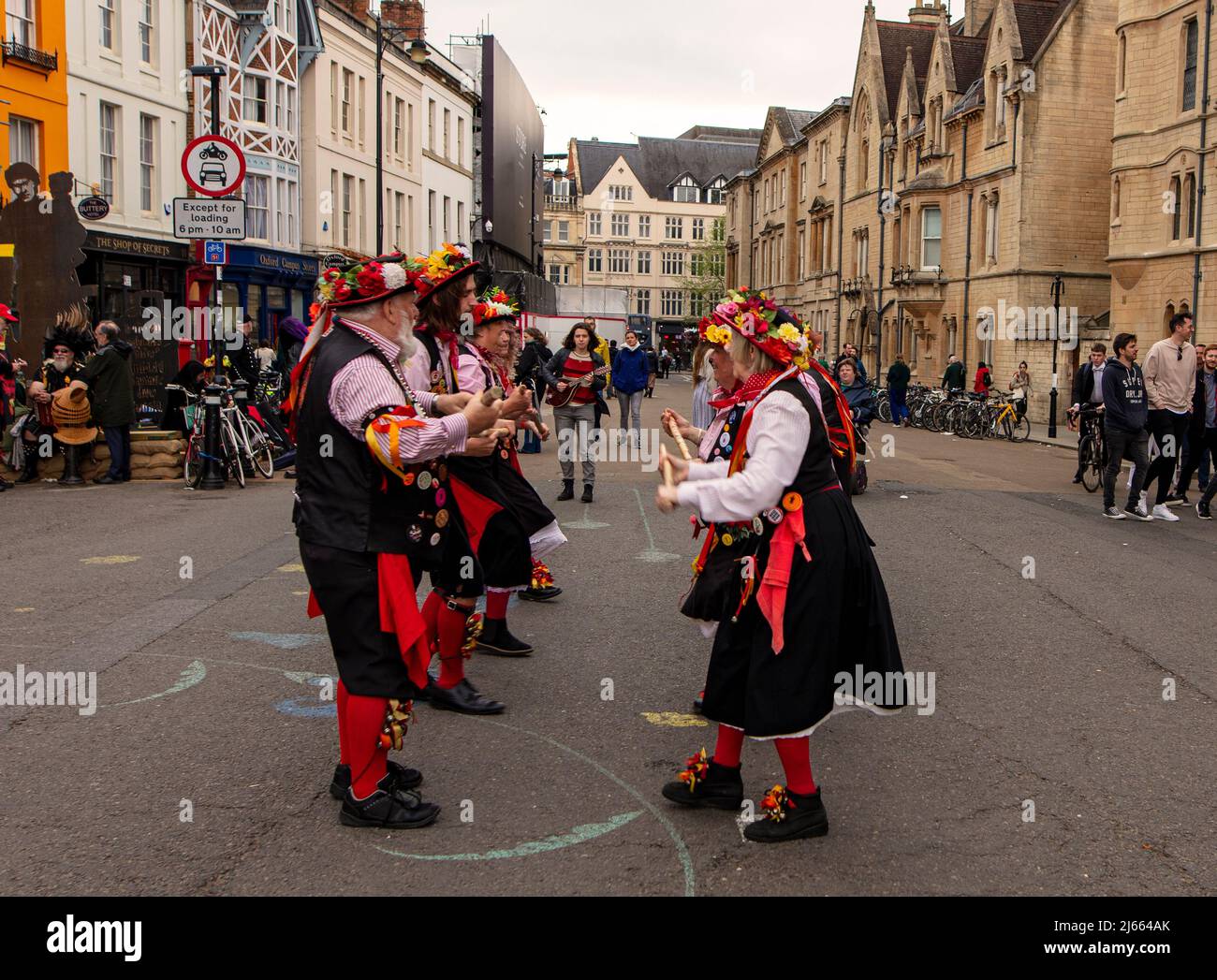 Morris Dancers in Broad St, Oxford, 2022, Tanzen gegenüber dem Balliol College Stockfoto