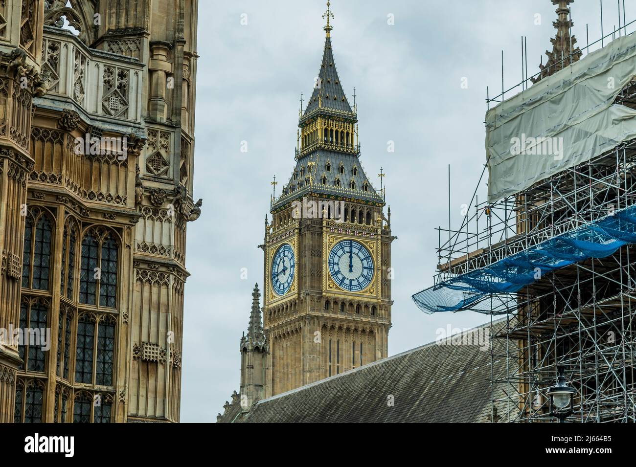 London, Großbritannien. 27. April 2022. Die Big Ben-Zifferblätter im Elizabeth Tower sind so eingestellt, dass sie wieder synchronisiert werden, aber am Ende stecken sie wieder bei 12 fest. Kredit: Guy Bell/Alamy Live Nachrichten Stockfoto