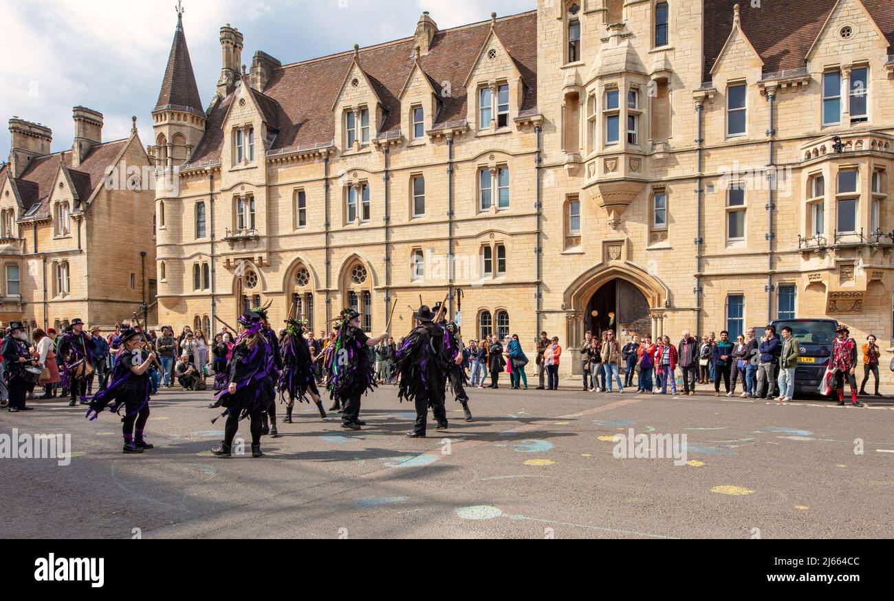 Morris Dancers in Broad St, Oxford, 2022, Tanzen gegenüber dem Balliol College Stockfoto