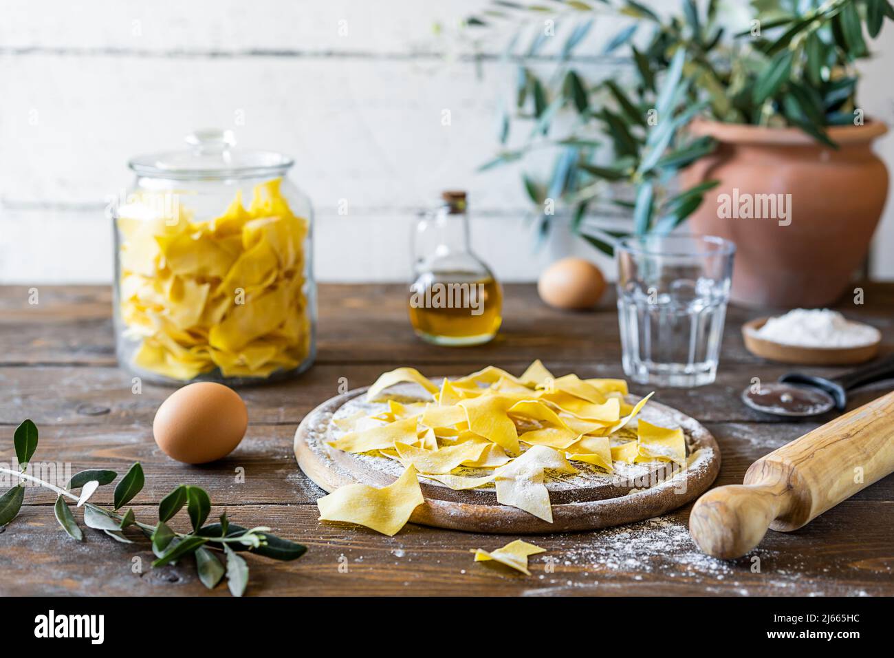 Hausgemachte Pasta Maltagliati mit Zutaten im rustikalen Stil Stockfoto