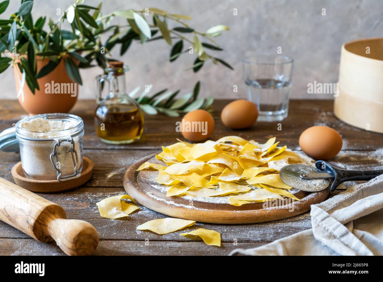 Hausgemachte Pasta Maltagliati mit Zutaten im rustikalen Stil Stockfoto