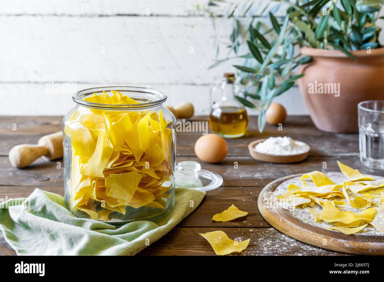 Hausgemachte Pasta Maltagliat im Glas und Holzschnitt Boardi mit Zutaten im rustikalen Stil Stockfoto