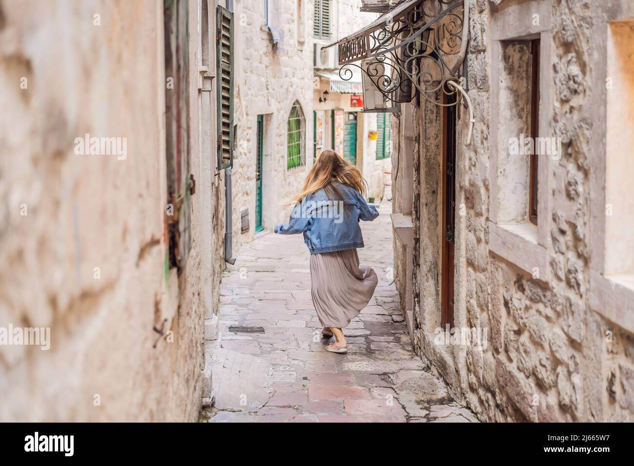 Frau Tourist genießen bunte Straße in der Altstadt von Kotor an einem sonnigen Tag, Montenegro. Reise nach Montenegro Konzept Stockfoto