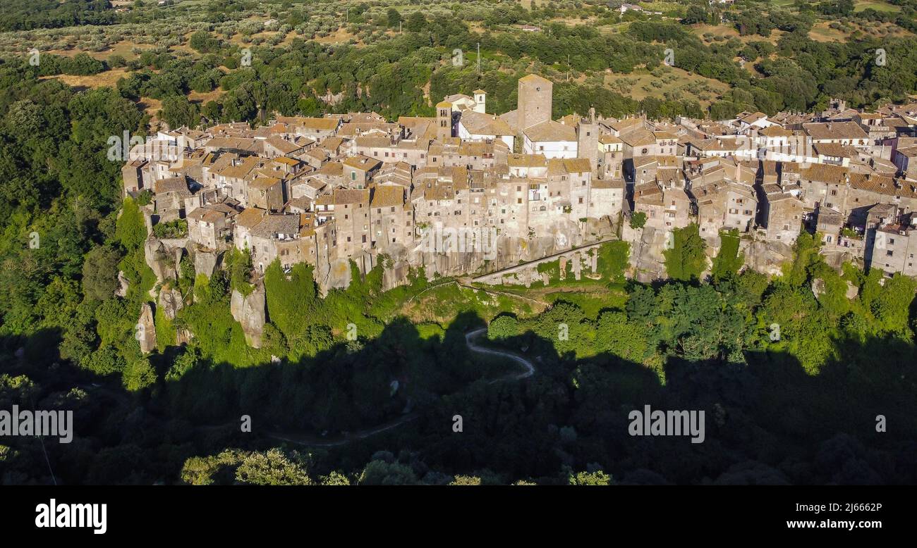 Panoramablick auf das alte Dorf Vitorchiano, Viterbo Provinz, Region Latium in mittelitalien. Stockfoto