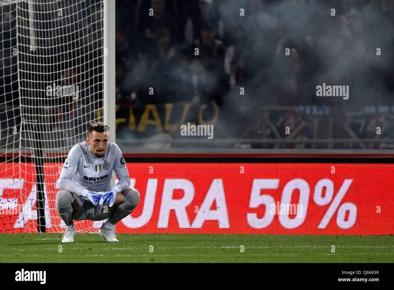 Ionut Radu vom FC Internazionale sieht beim Fußballspiel der Serie A zwischen dem FC Bologna und dem FC Internazionale im Renato Dall'Ara Stadium i niedergeschlagen aus Stockfoto