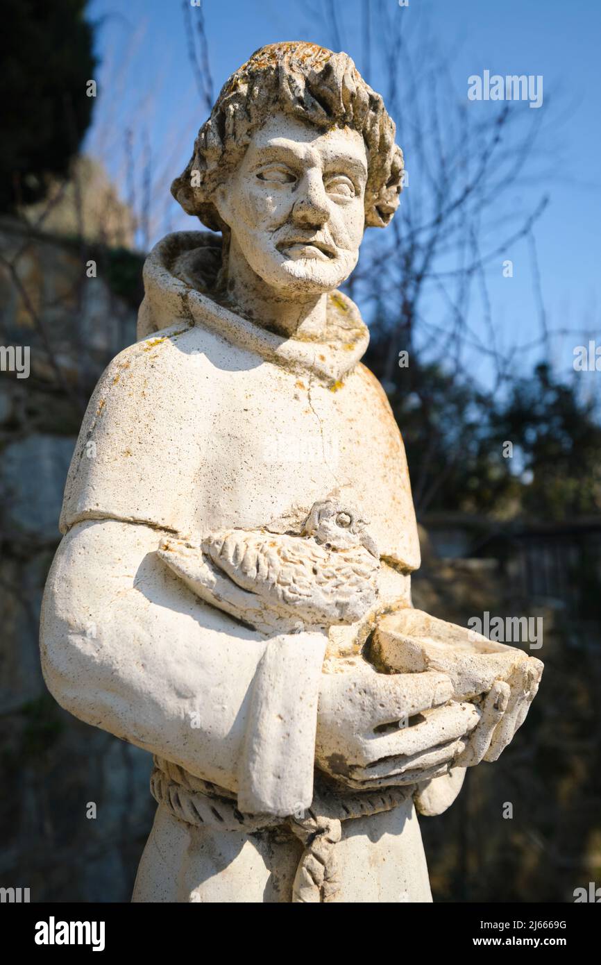 Eine aus Stein geschnitzte Statue, Skulptur eines Franziskanermönchs, der einen Vogel hält. Im Haus der Jungfrau Maria in Selçuk, Provinz İzmir, Türkei. Stockfoto