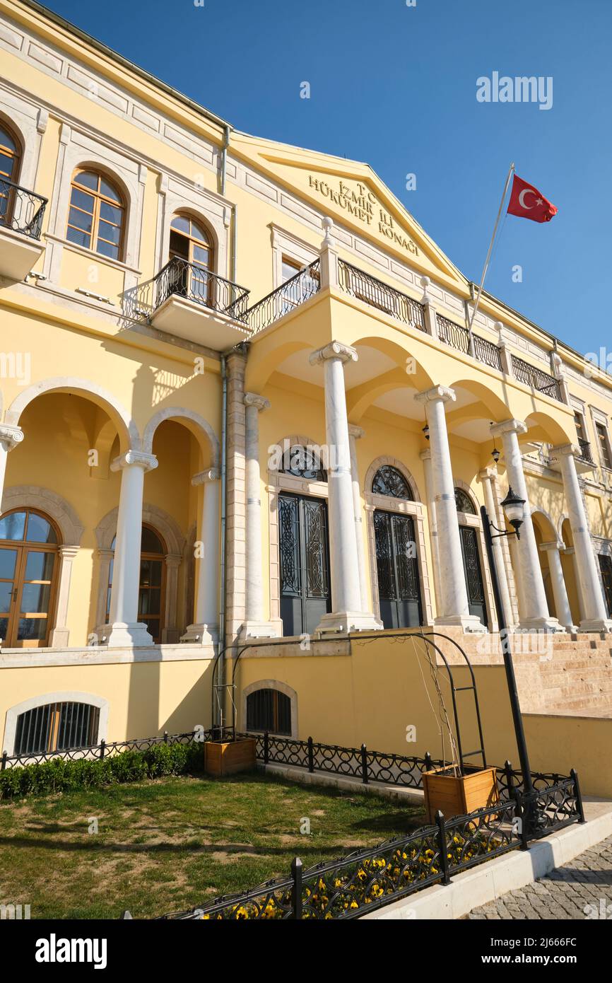 Die gelbe Fassade des klassischen, Säulengebäudes des Bürgermeisters. Am Konak Meydanı, Platz in Izmir, Türkei. Stockfoto