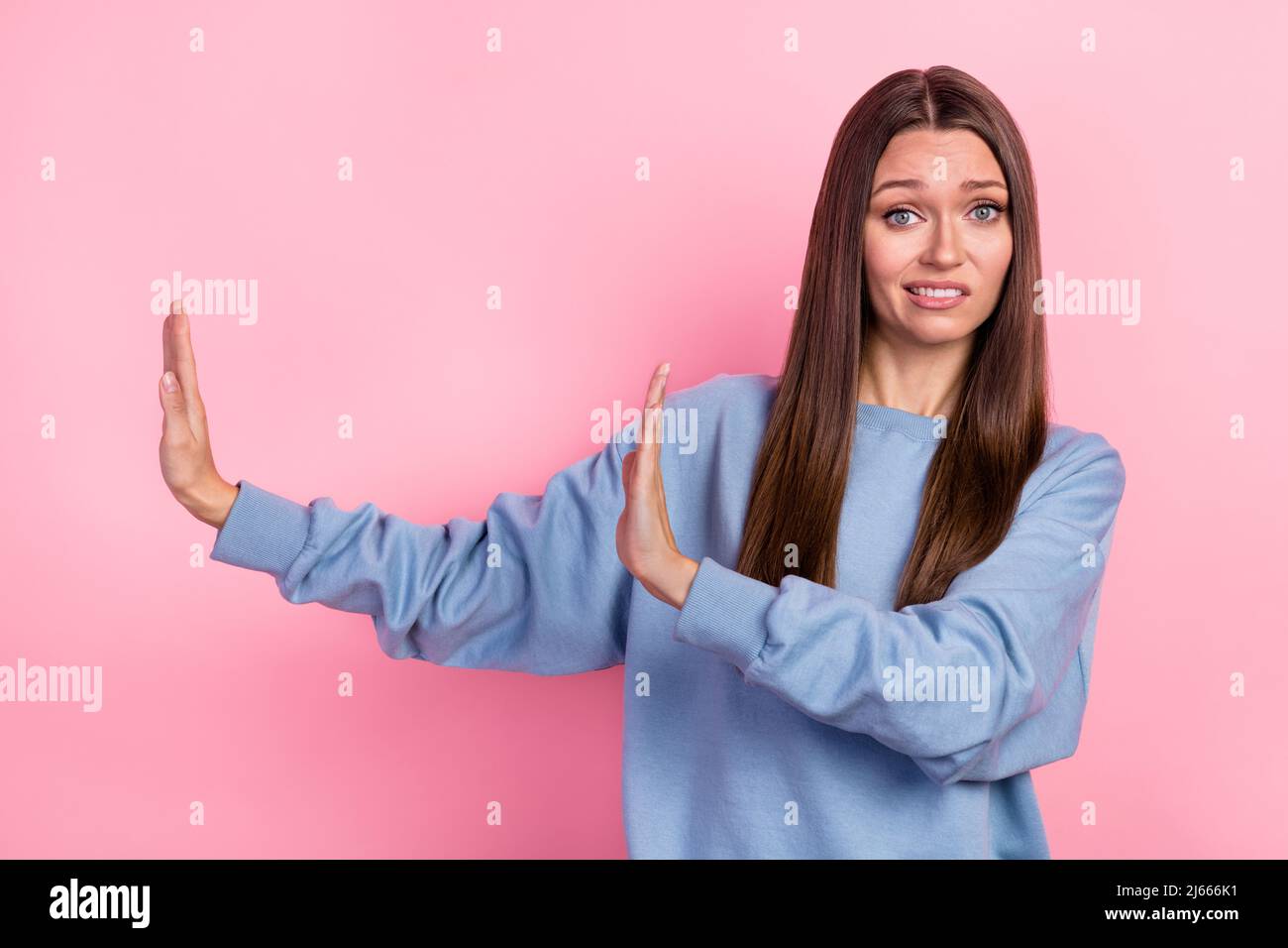 Portrait von attraktiven besorgt verwirrt Mädchen zeigt beiseite Stop-Zeichen isoliert über rosa Pastellfarbe Hintergrund Stockfoto