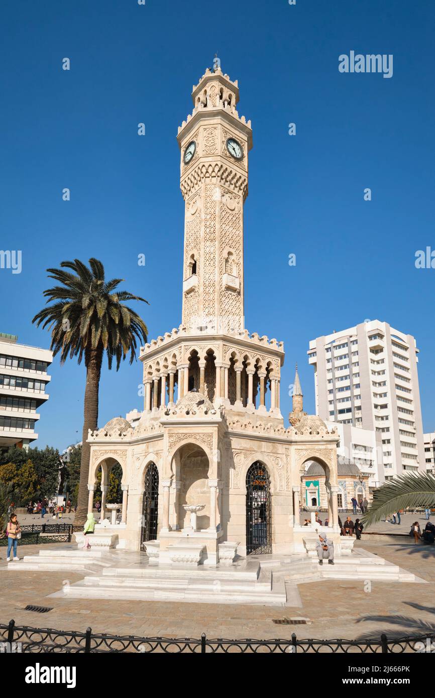 Blick auf den Wahrzeichen-Uhrenturm. Am Konak Meydanı, Platz in Izmir, Türkei. Stockfoto
