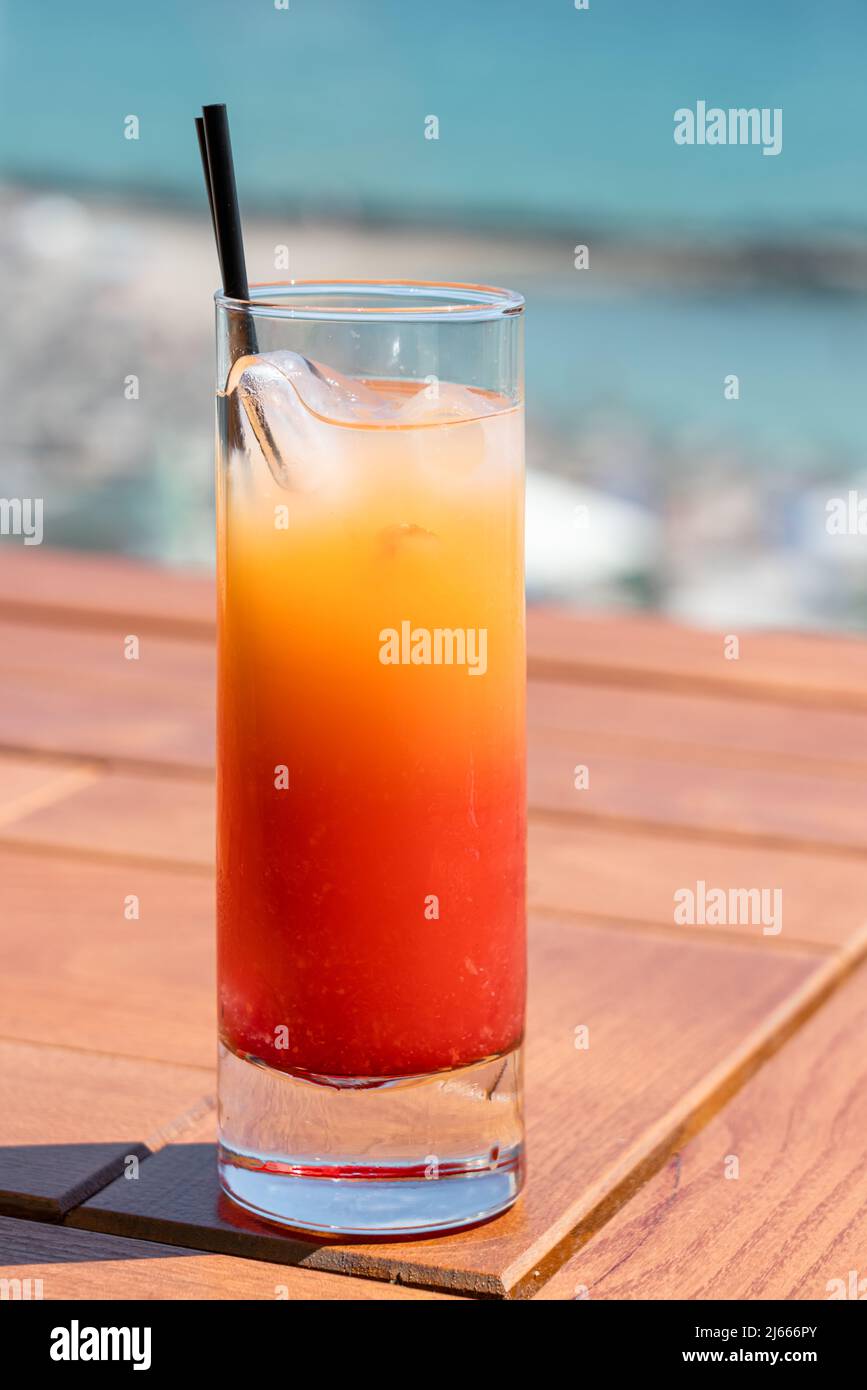 Farbenfrohe Rote Orange Früchte Kaltes Eises Cocktailglas Am Strand Stockfoto