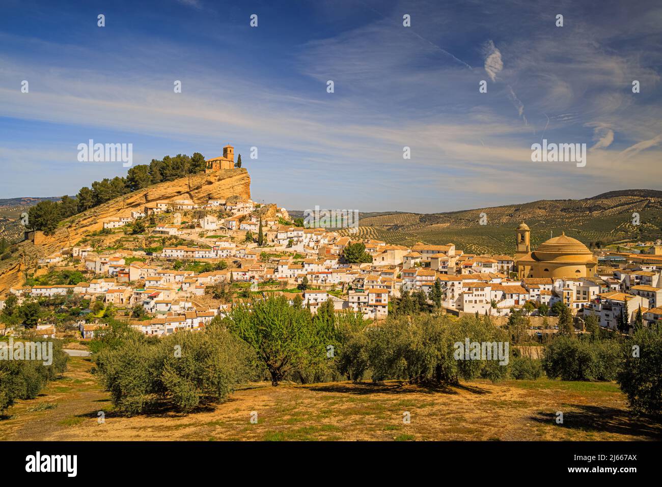Montefrio ist eine Gemeinde in der Provinz Granada. Die Ruinen einer maurischen Burg befinden sich in der Nähe des höchsten Punktes. Gebaut auf halbem Weg zwischen dem Sierr Stockfoto