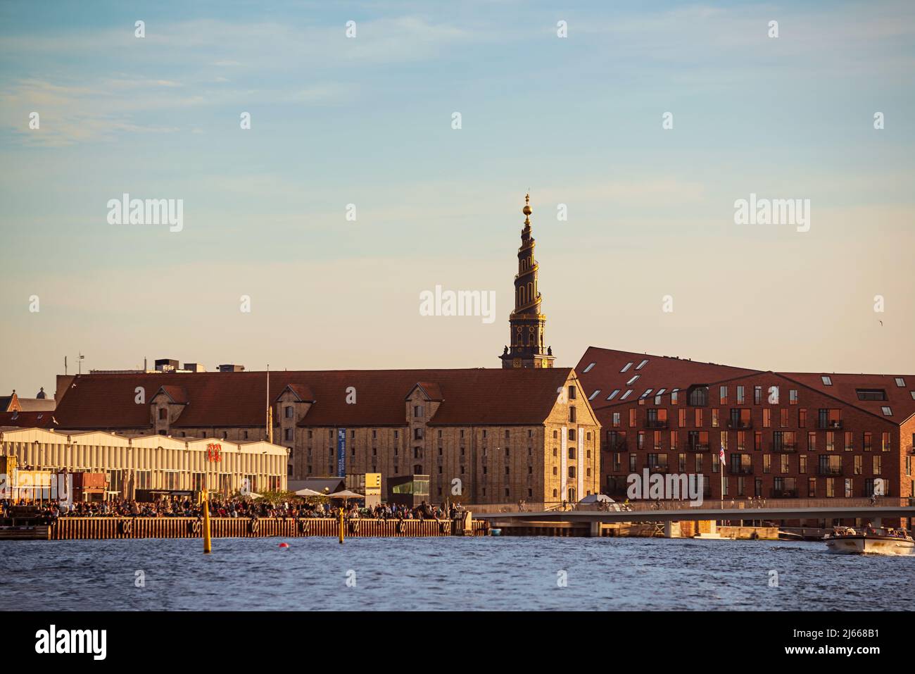 Blick vom Kanal in Kopenhagen vor dem Turm der vor Frelsers Kirke (Kirche unseres Erlösers) im Christianshavn-Viertel. Stockfoto