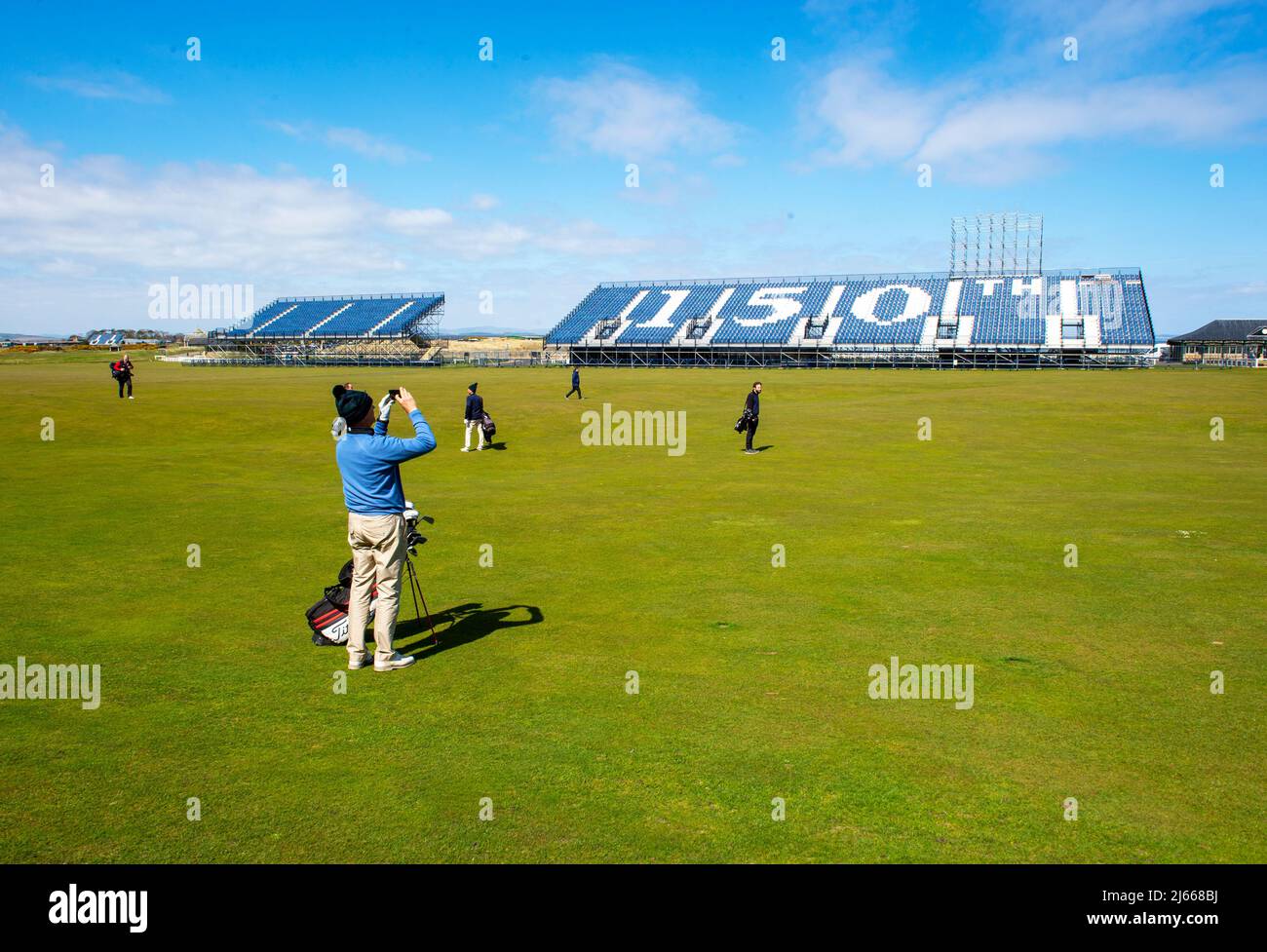 Temporäre Stände mit Blick auf die Fairway 1. und 18. des Old Course, auf dem im Juli 2022 das Open Golf Turnier 150. in St Andrews ausgetragen wird. Stockfoto