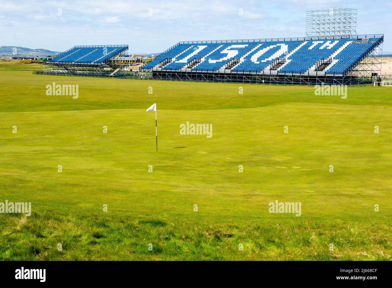 Temporäre Stände mit Blick auf 18. Grün des Old Course, auf dem im Juli 2022 das Open Golf Turnier 150. in St Andrews ausgetragen wird. Stockfoto