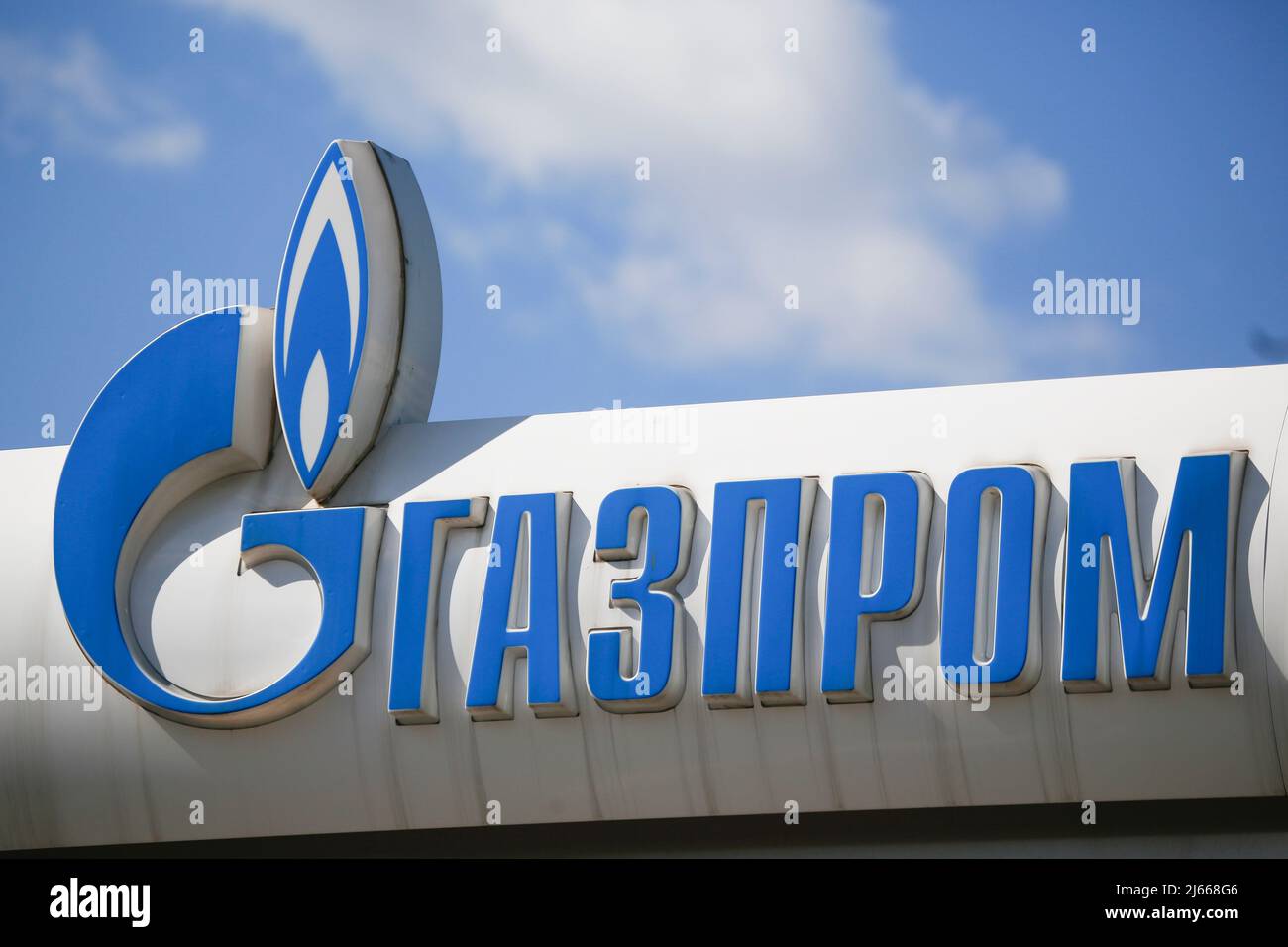 Moskau, Russland. 28. April 2022. Das Logo des russischen Energiegiganten Gazprom ist am 28. April 2022 an einer Tankstelle in Moskau, Russland, zu sehen. Der russische Gaslieferant Gazprom gab am Mittwoch bekannt, dass er seine Gaslieferungen nach Polen und Bulgarien vollständig einstellt. Quelle: Alexander Zemlianichenko Jr/Xinhua/Alamy Live News Stockfoto