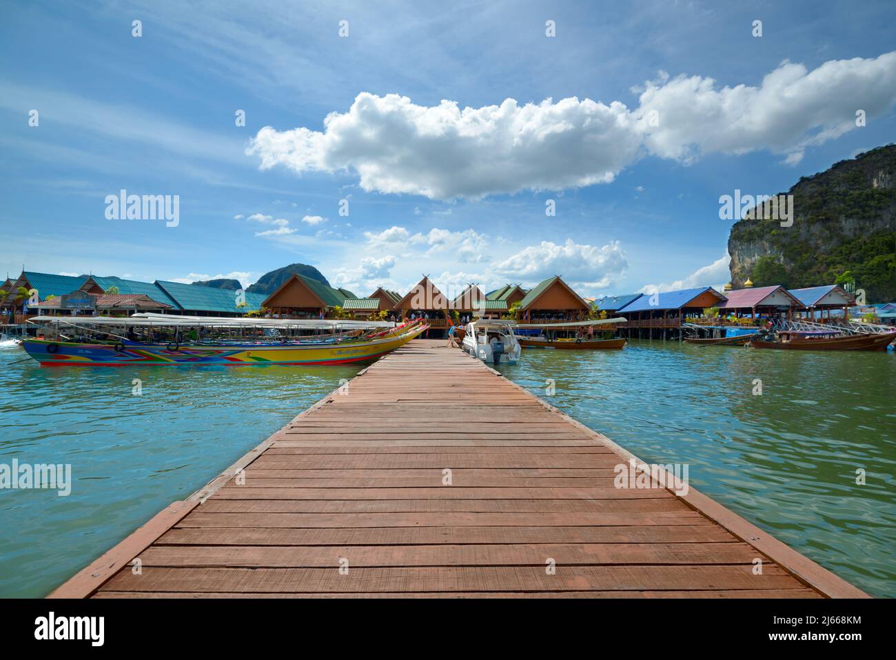 Koh Panyi muslimisches Fischerdorf. Pier und traditionelle Longtail-Boote. Dies ist auch ein Ort zum Mittagessen für Touristen Stockfoto