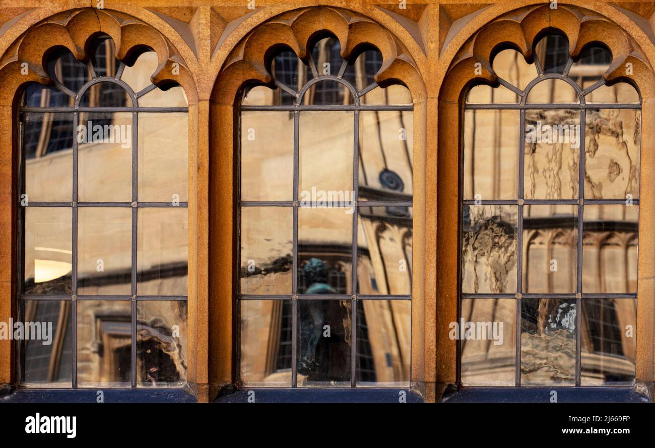 Fenster im inneren Viereck der Bodleian Library in Oxford, Großbritannien; die Hauptbibliothek der Universität Oxford, verzerrte Spiegelungen der gegenüberliegenden Wand Stockfoto