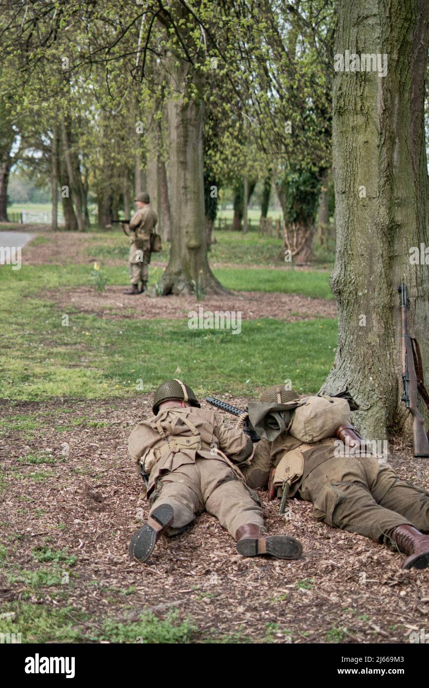 Re-enactors man ein Maschinengewehr an einem Kontrollpunkt am Eingang der No man's Land 2022 Veranstaltung in Bodrhyddan Hall, Wales Stockfoto