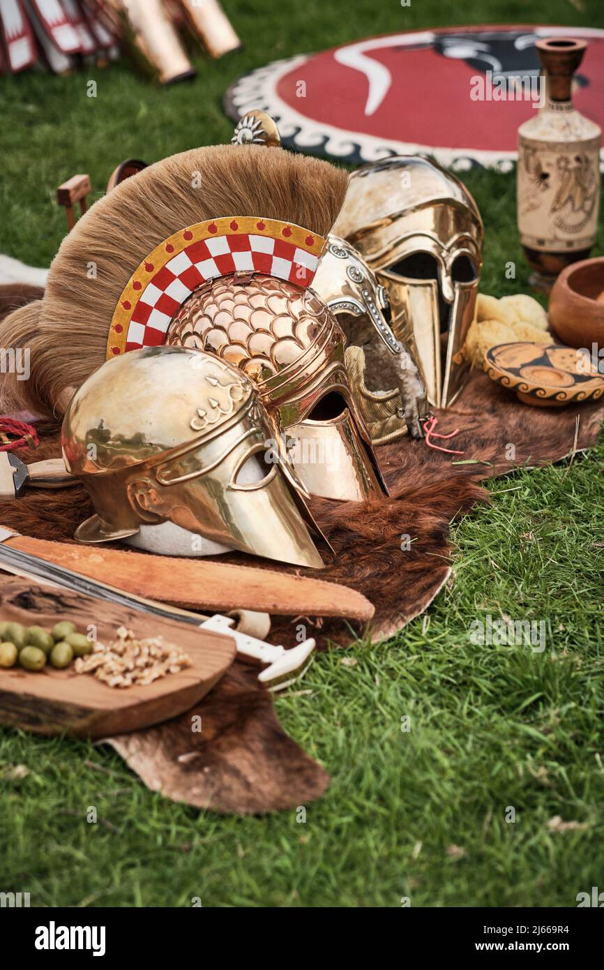 Eine Ausstellung von altgriechischer Rüstung und Waffen beim No man's Land Event in der Bodrhyddan Hall, Wales Stockfoto