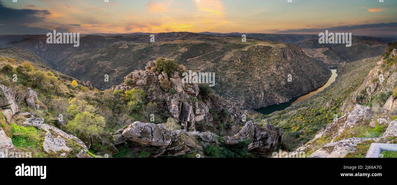 Blick über das Tal vom Aussichtspunkt auf die Kapelle unserer Lieben Frau vom Schloss Stockfoto