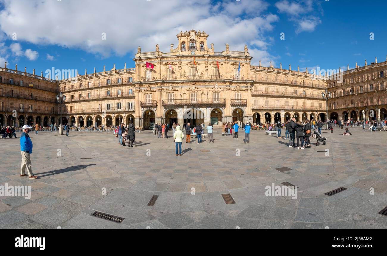 Salamanca, Spanien - november 6 2022 - Touristen und Einheimische überqueren die Plaza Mayor (Hauptplatz) im Zentrum der Stadt Stockfoto