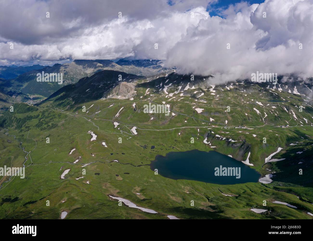 Panoramafoto, Bergsee und Bergpanorama, französische Alpen, im Hintergrund das Bergmassiv vom Mont Blanc, mit Wolken und blauem Himmel, Seez Stockfoto