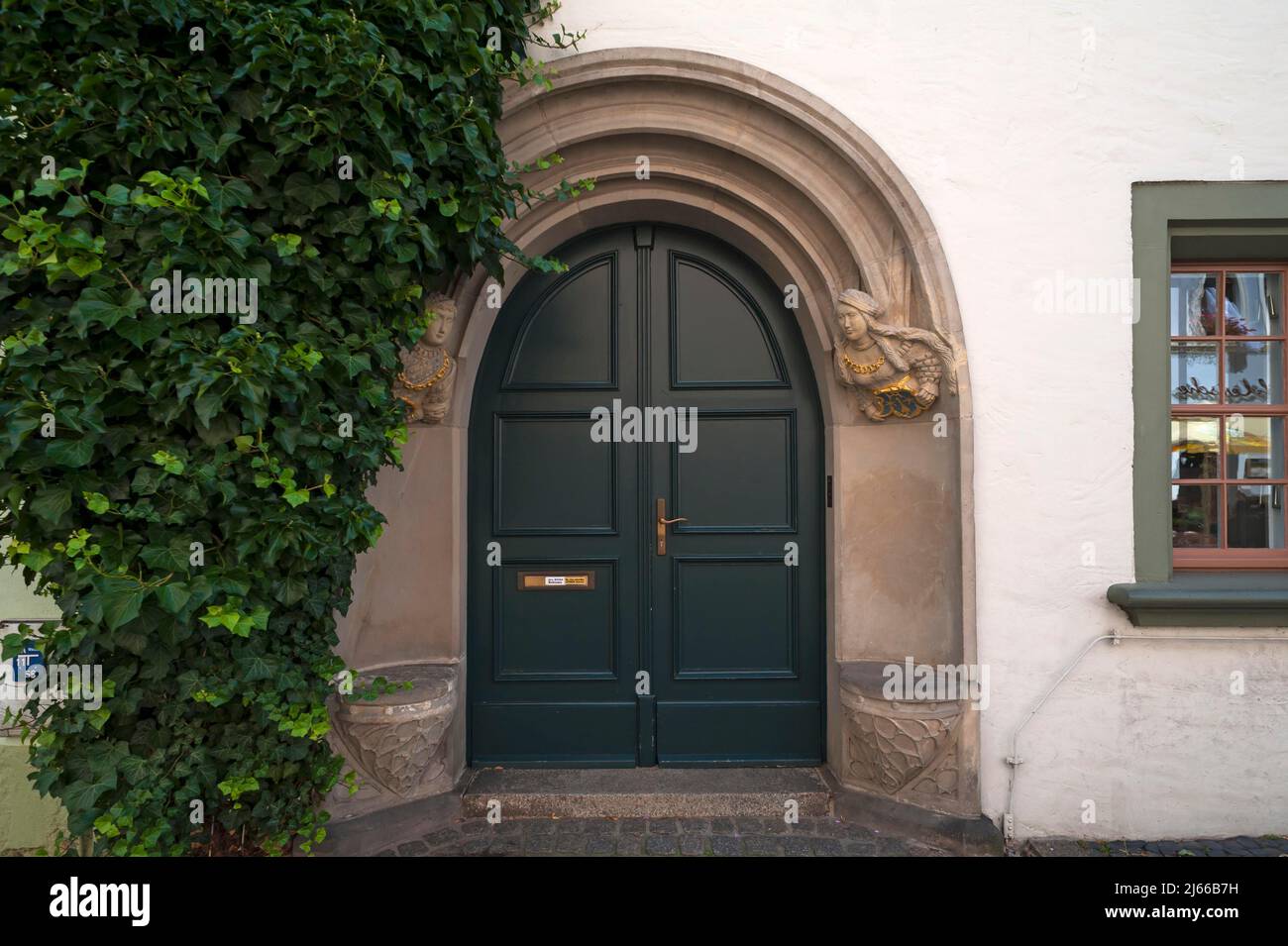 Portal mit einem Renaissancepaar als Schildhalter von 1566, Bruederstrasse 16, Görlitz, Oberlausitz, Sachsen, Deutschland Stockfoto
