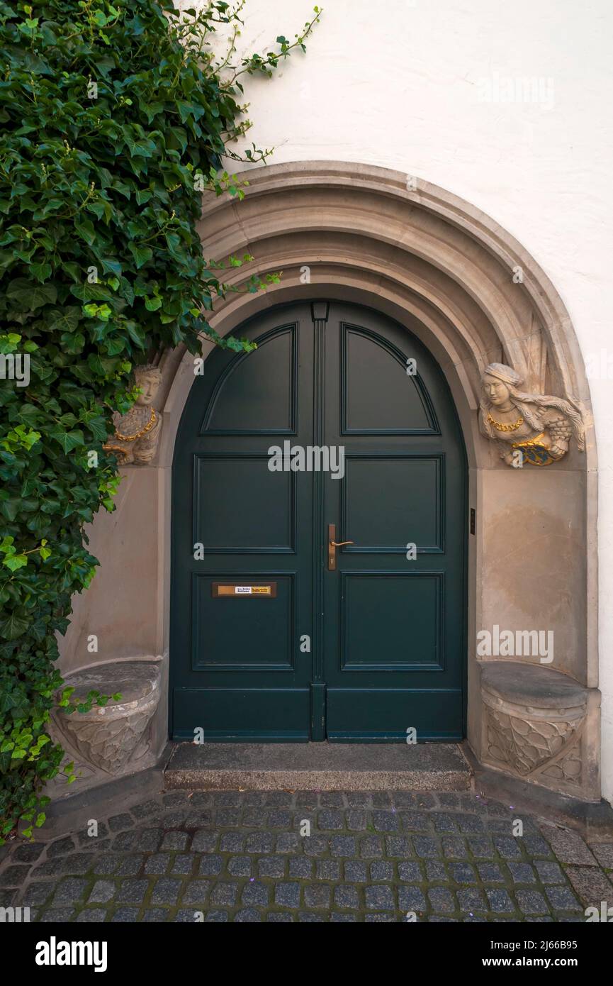 Portal mit einem Renaissancepaar als Schildhalter von 1566, Bruederstrasse 16, Görlitz, Oberlausitz, Sachsen, Deutschland Stockfoto