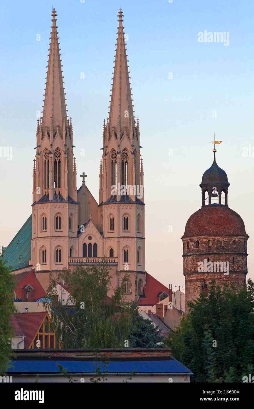 Tuerme der spaetgotischen Peterskirche bei roetlichem Abendlicht, rechts der Nikolaiturm, Befestigungsturm von 1384, Görlitz, Oberlausitz, Sachsen Stockfoto