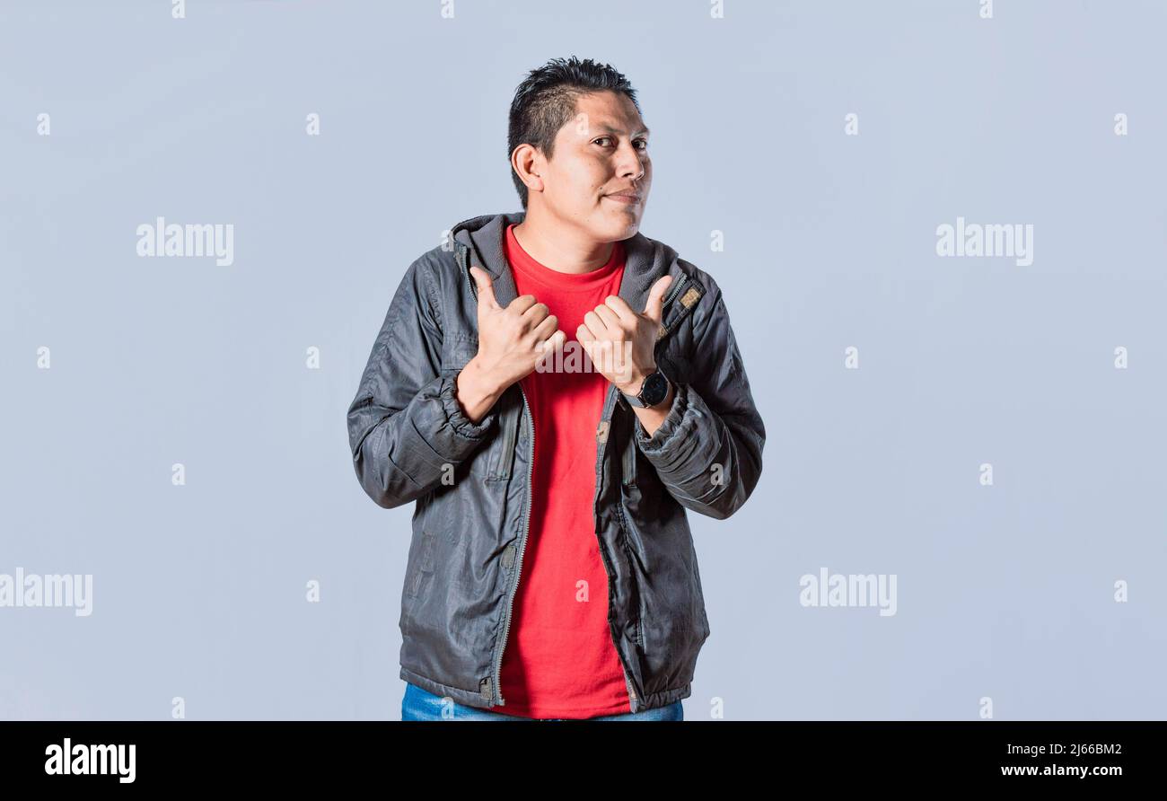 Gutaussehender Mann, der zur Seite zeigt, freundlicher Mann, der seine Finger zur Seite zeigt, junger Mann, der auf eine leere Stelle zeigt Stockfoto