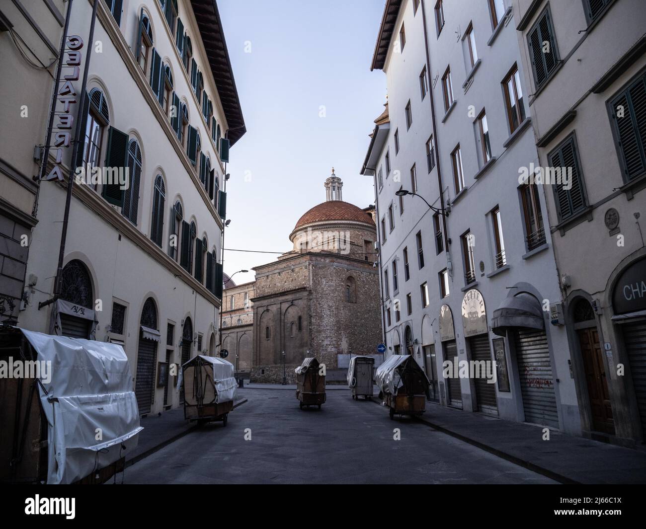 Gasse mit Blick auf die Basilica di San Lorenzo im Morgenlicht, Florenz, Toskana, Italien Stockfoto