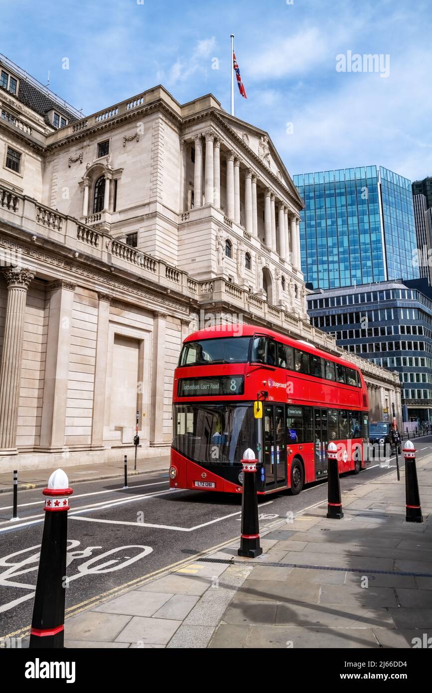 London, Großbritannien - 18.. April 2022: Frontfassade der Bank of England, mit London Bus und Taxi. Dieses ikonische Finanzinstitut ist für den Bau verantwortlich Stockfoto