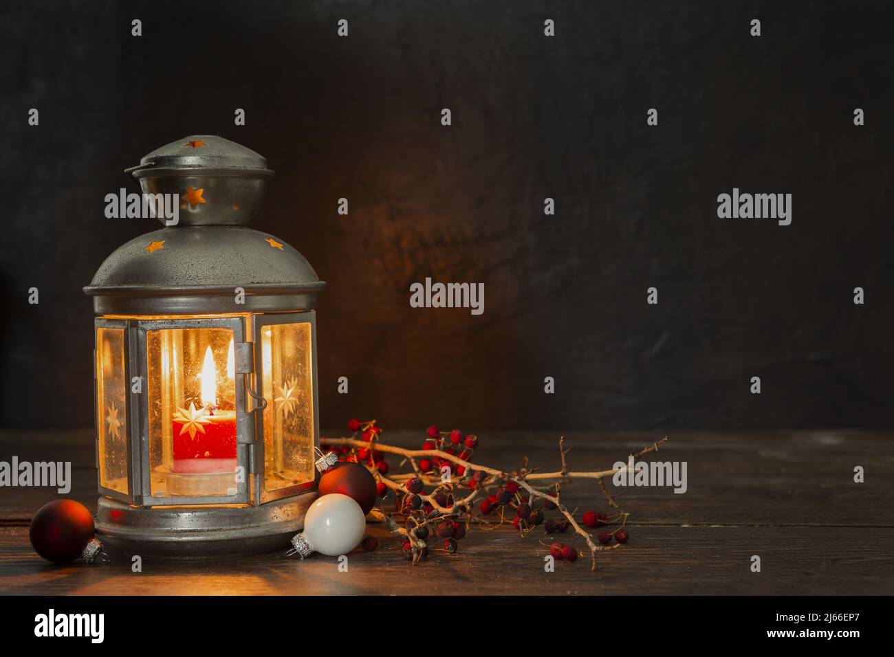 Arrangement mit alter Lampe und Zweigen, Weihnachtsdekoration Stockfoto