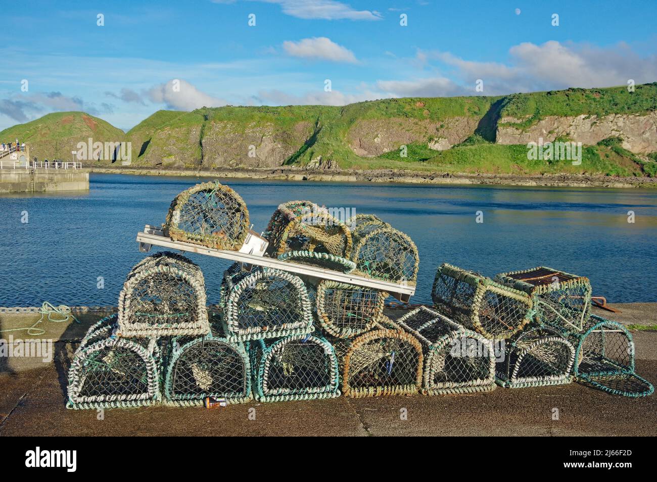 Hummerkaefige liegen im Hafen von Stonehaven, Schottland, Grossbritannien Stockfoto