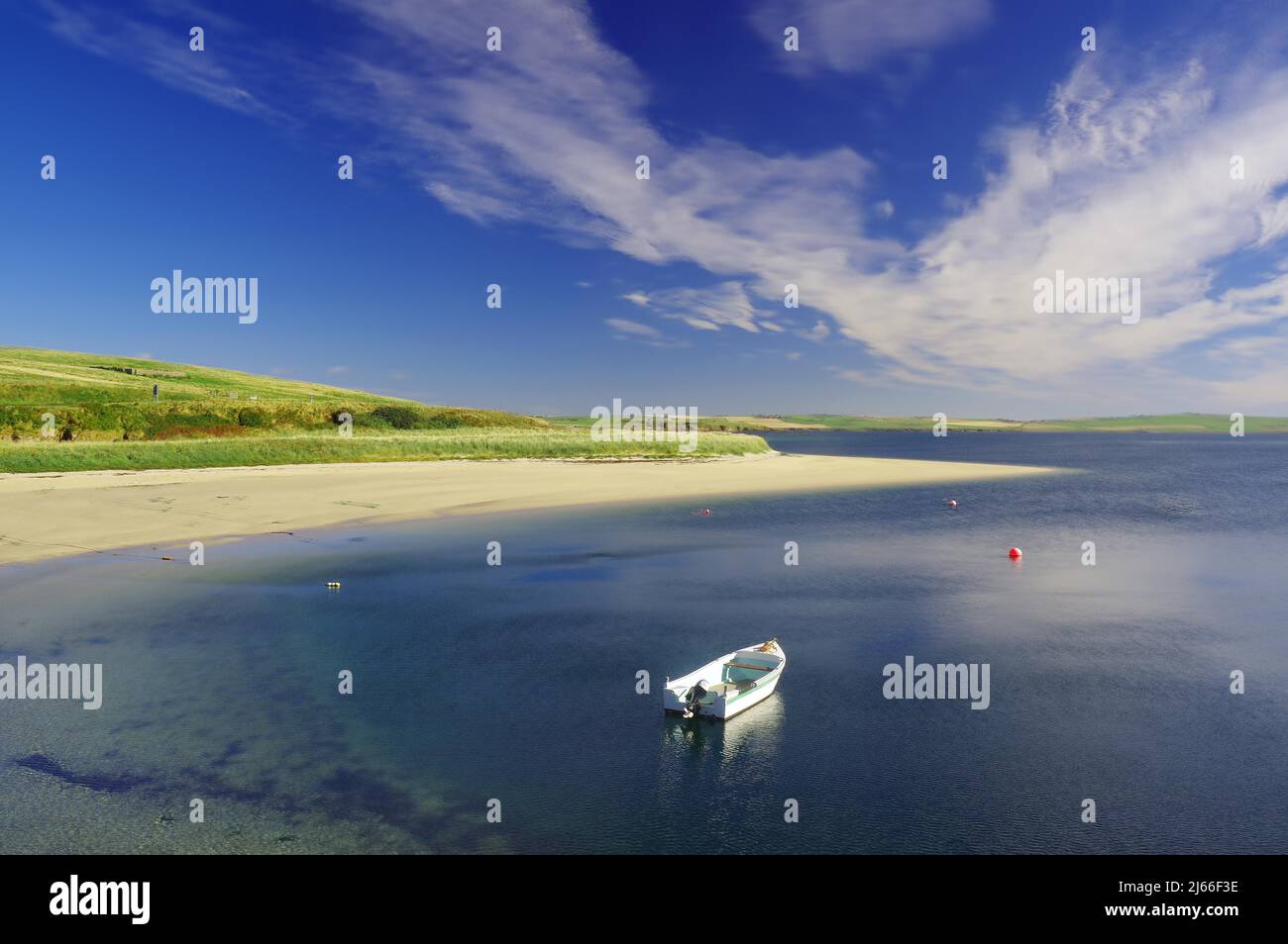 Kleines Boot in einer glasklar Bucht, langer, menschenleerer Sandstrand, Lamb Holm, Orkney Inseln, Schottland, Großbritannien Stockfoto