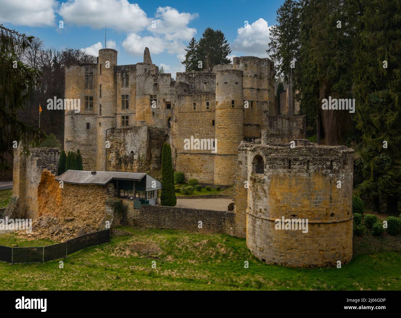 Chateau Beaufort in Luxemburg mit altersbedingt heruntergefallener Mauer Stockfoto