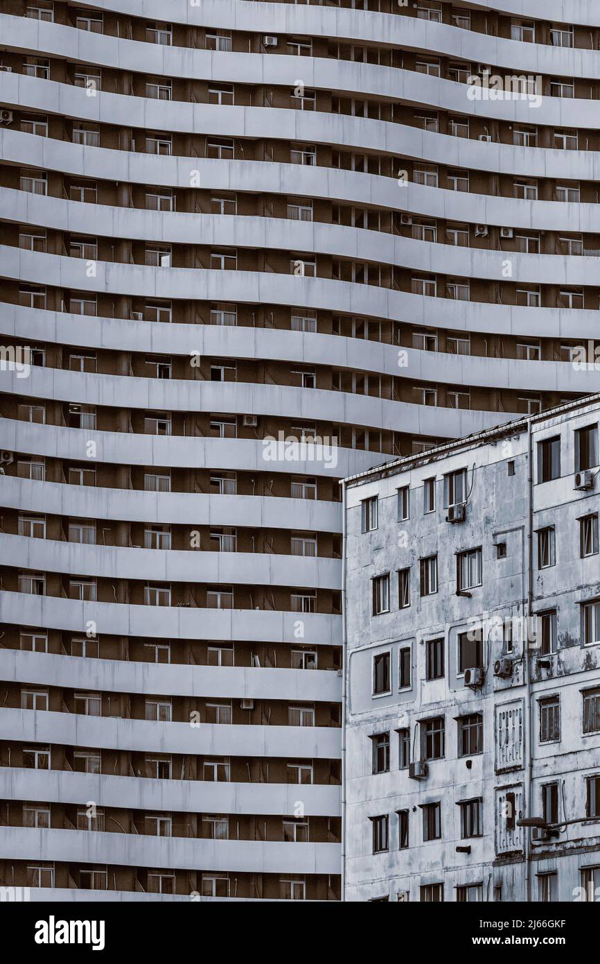 Altes Hochhauses dahinter moderne Hochhausbauten, Batumi, Region Adscharien, Georgien Stockfoto
