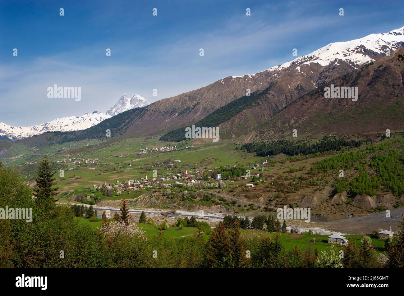 Ort Mestia mit ihren Wehrtuern und den Berg Uschba, Grosser Kaukasus, Region Swanetien, Georgien Stockfoto