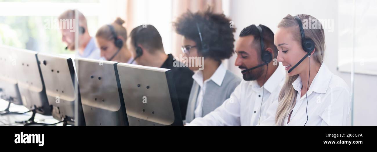 Portrait eines glücklichen jungen weiblichen Customer Service Executive Stockfoto