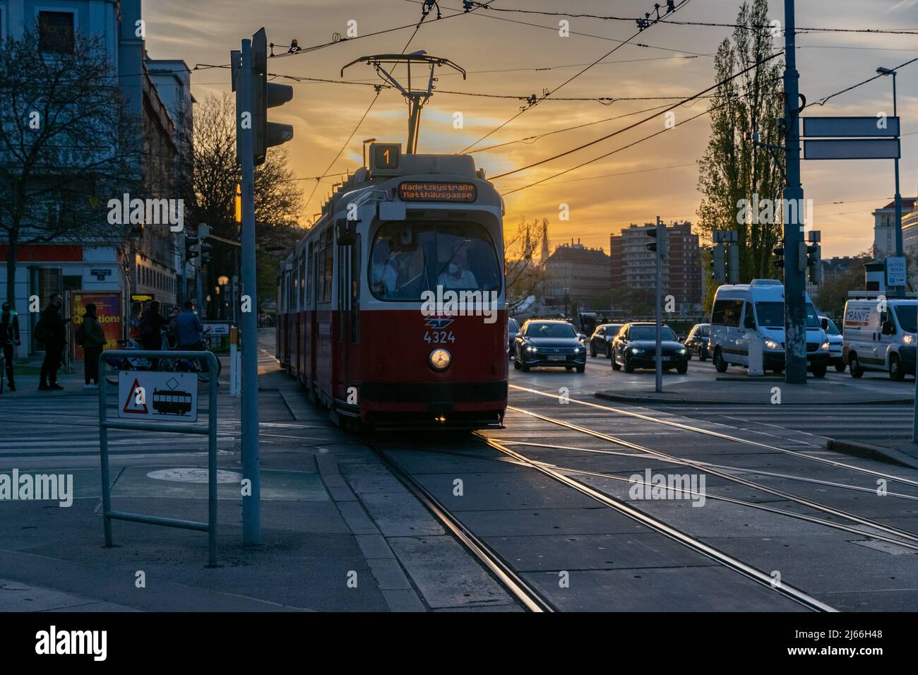 Der städtische Trolleybus fährt während des Sonnenuntergangs entlang des Wiener Rings Stockfoto