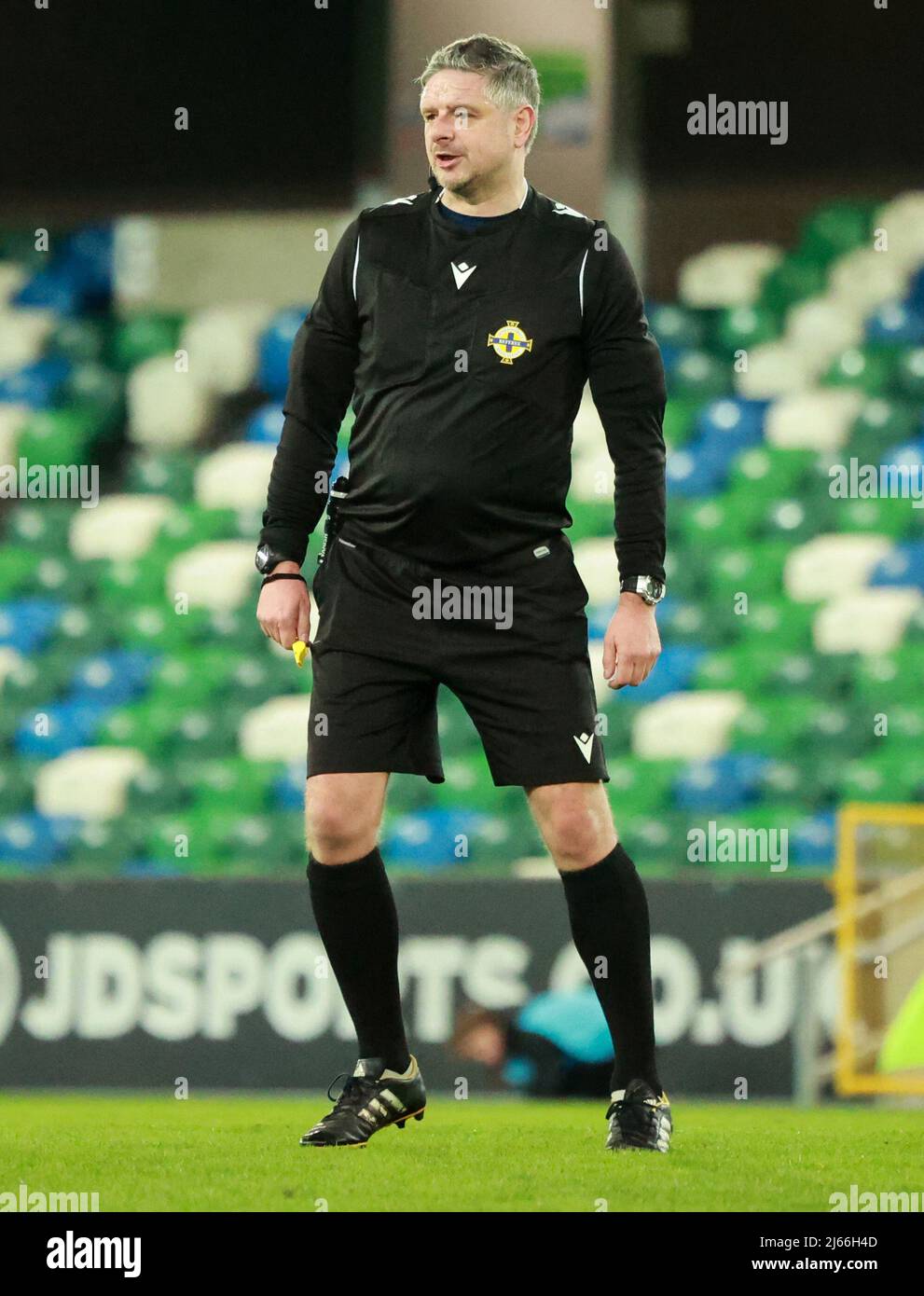 National Football Stadium im Windsor Park, Belfast, Nordirland, Großbritannien. 01 April 2022. Samuel Gelston's Whiskey Irish Cup Halbfinale, Cliftonville (gelb) gegen Crusaders. Spiel Schiedsrichter Raymond Crangle.. Stockfoto
