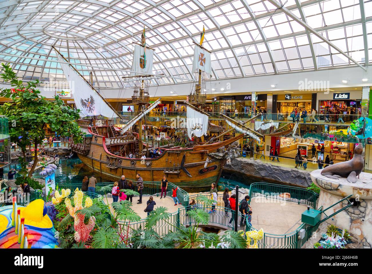EDMONTON, KANADA – 16. APRIL 2022: Einkäufer besuchen die West Edmonton Mall in Alberta, Kanada. Mit 5,3 Millionen Quadratfuß ist es die zweitgrößte Einkaufsmeile Stockfoto