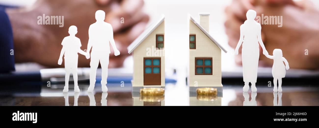 Frau und Mann Splitting Kinder und Haus während der Scheidung Prozess Stockfoto