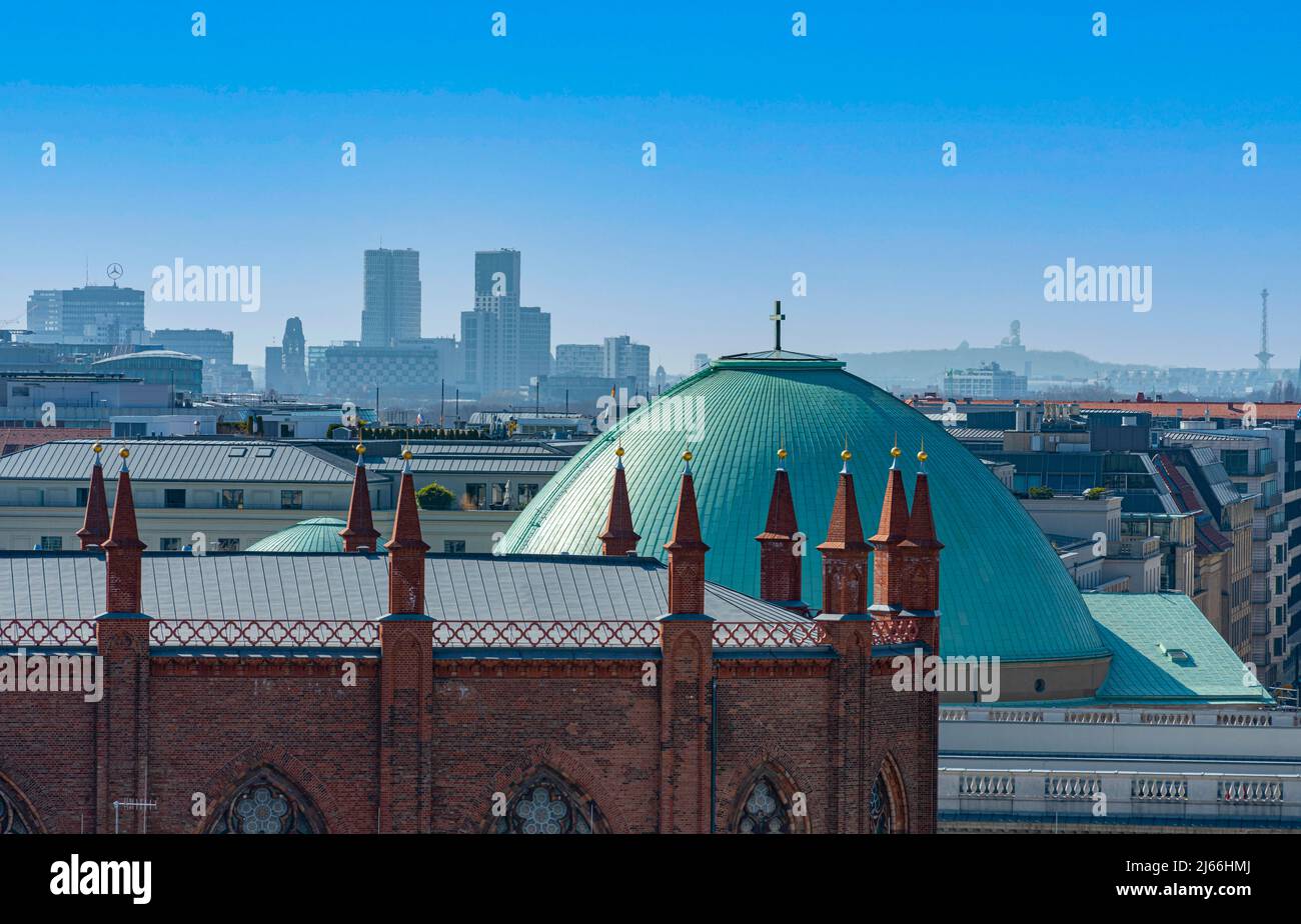 Blick von der Dachterrasse des Stadtschlosses auf die Friedrichwerder Kirche und das Dach des St. Hedwigs Doms, Berlin, Deutschland Stockfoto