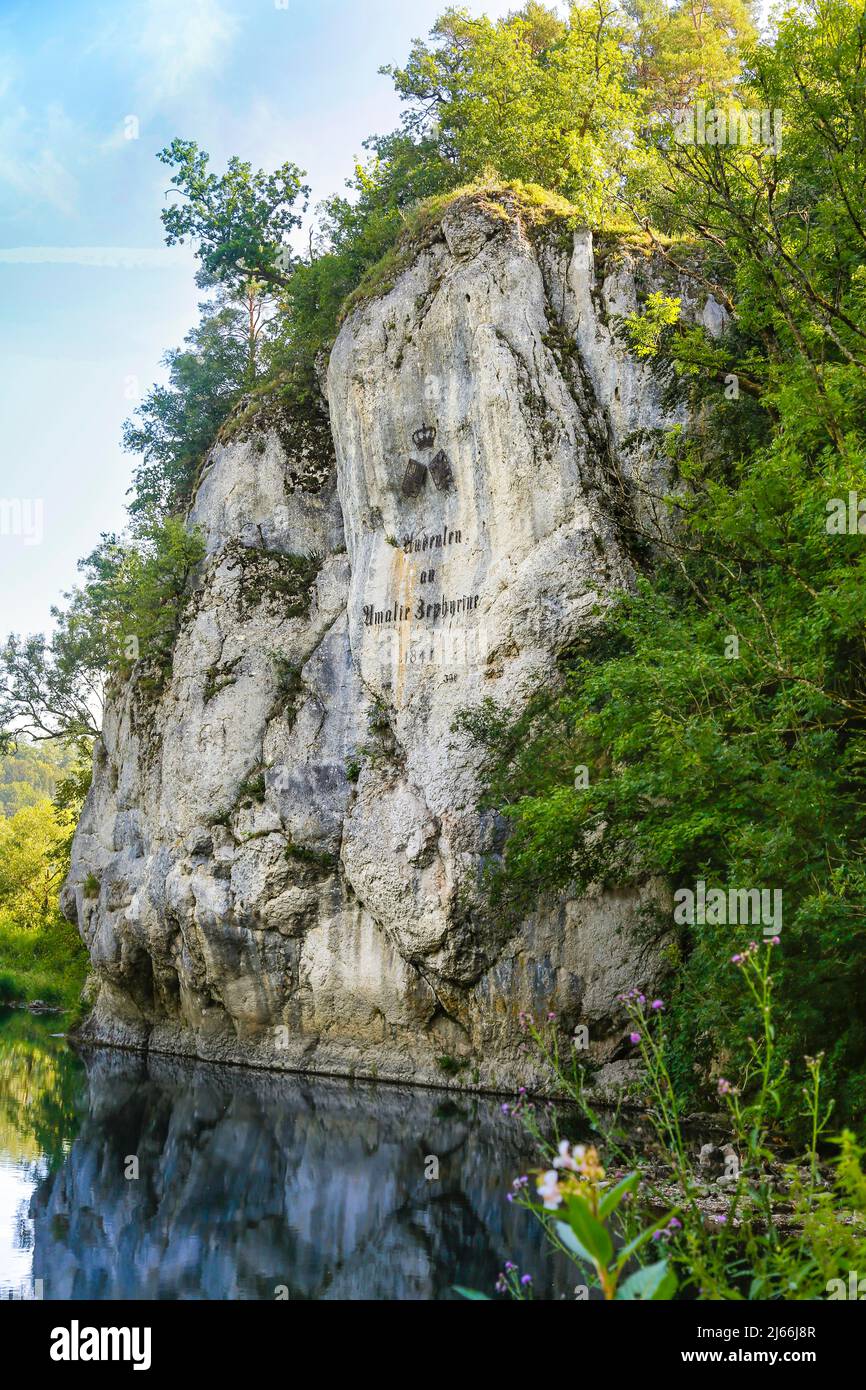 Amalienfelsen mit Inschrift, Eisenlettern Andenken an Amalie Zephyrine 1841, Allianzwappen der Fürstenhaeuser Hohenzollern-Sigmaringen und Stockfoto