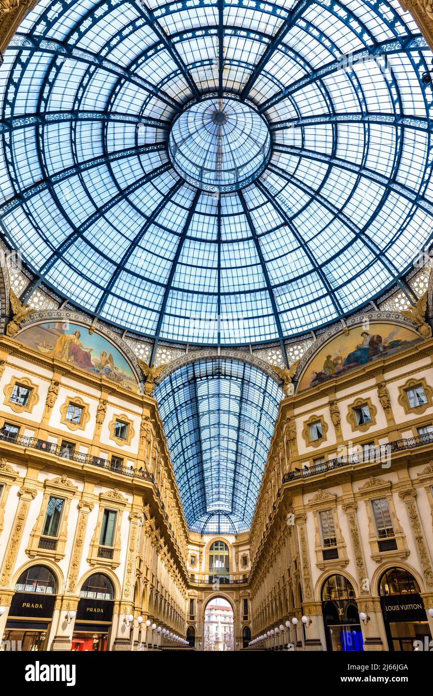 Glaskuppel in der verglasten Einkaufspassage Gallerie Vittorio Emanuele II in Mailand, Italien. Stockfoto